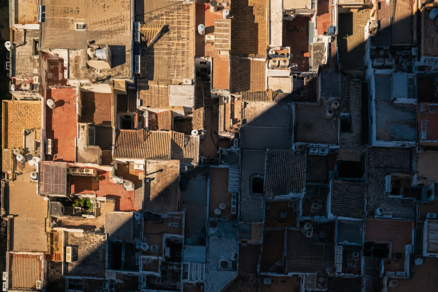 Vista aérea de cubiertas residenciales españolas: distintas fases del ciclo de un activo